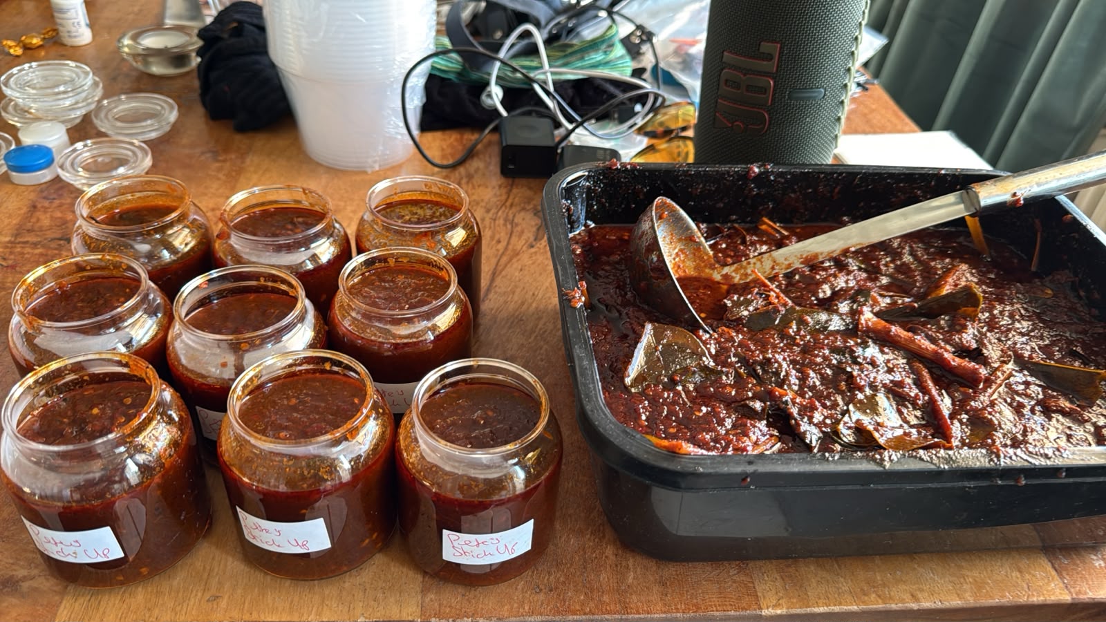 potjes sambal en gevulde bakplaat
